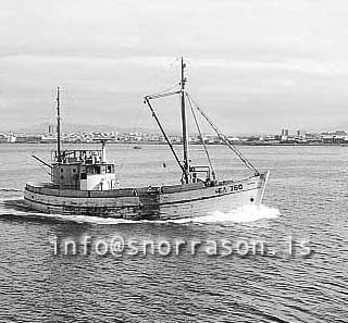 ss02750-01.jpg Bjarni EA 760, skipanúmer 327